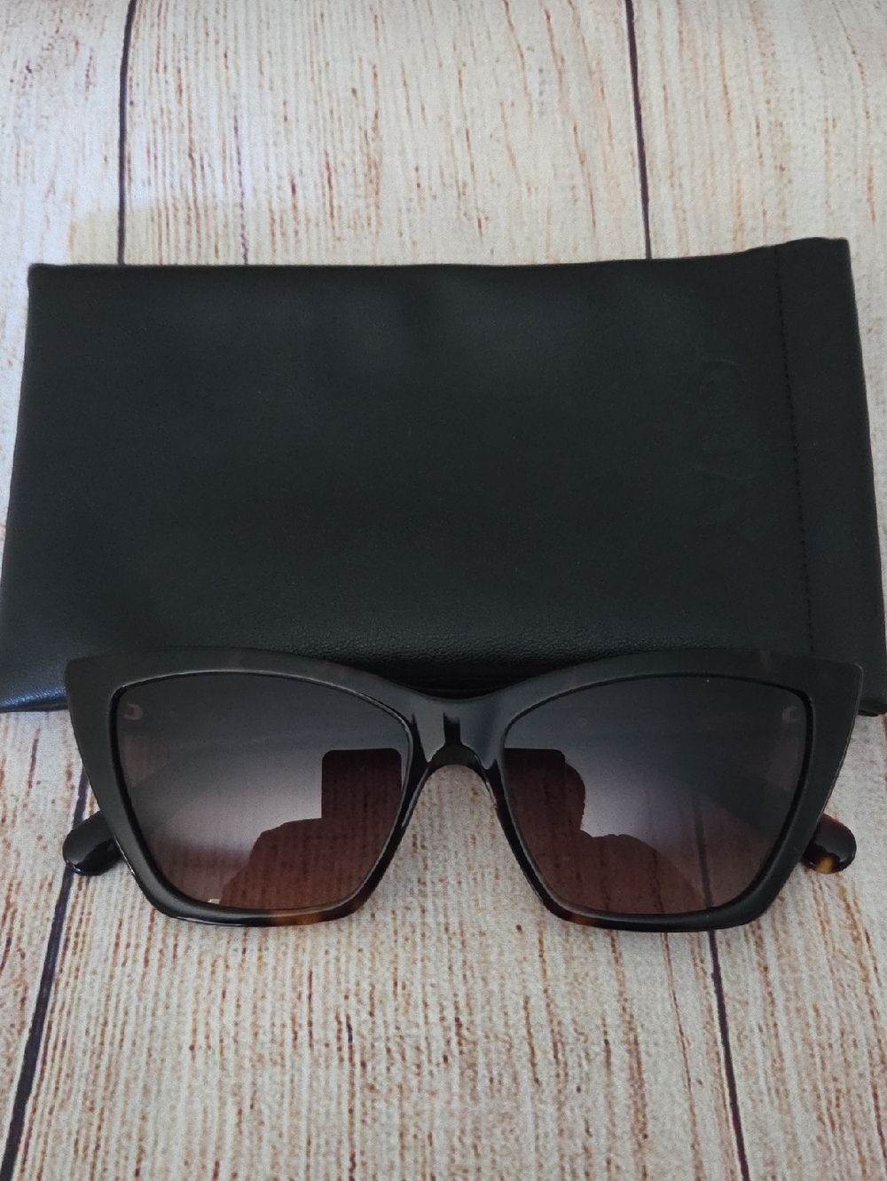 Quay Set In Stone Sunglasses